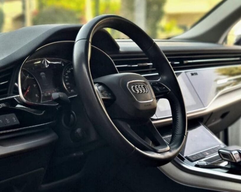 Rent Audi Q8 2021